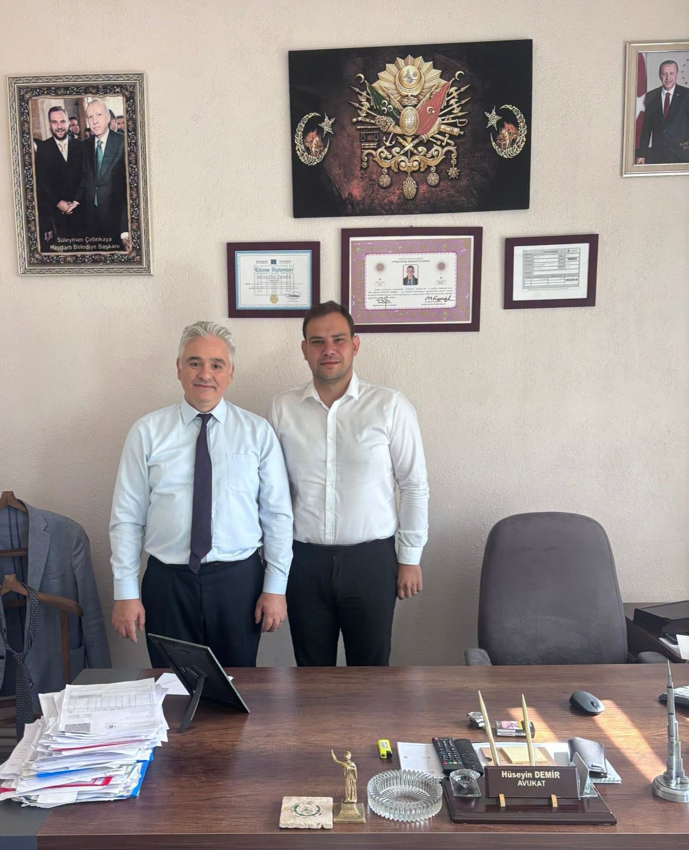 Eski İlçe Emniyet Müdürümüz Savaş Kan İlçe Başkanımız Av. Hüseyin Demir ‘e veda ziyaretinde bulundu.