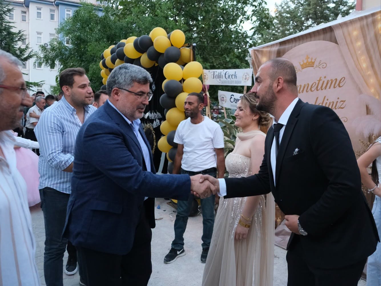 Sarı Ailesinin Mutlu Günü