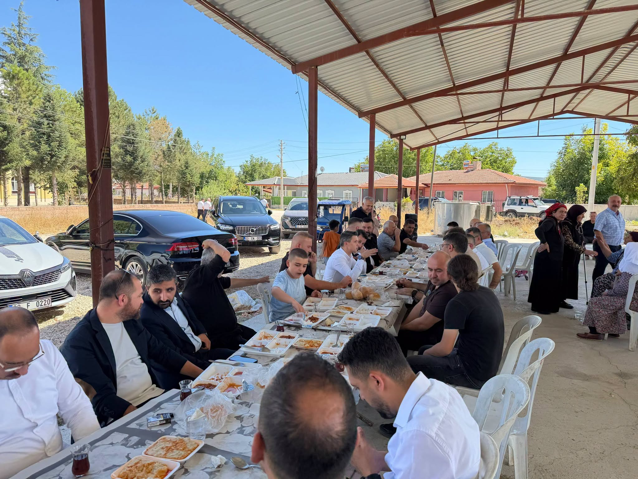 Doğan Bayram ‘ın geçmişlerinin Ruhları için ikram ettiği Mevlid yemeği